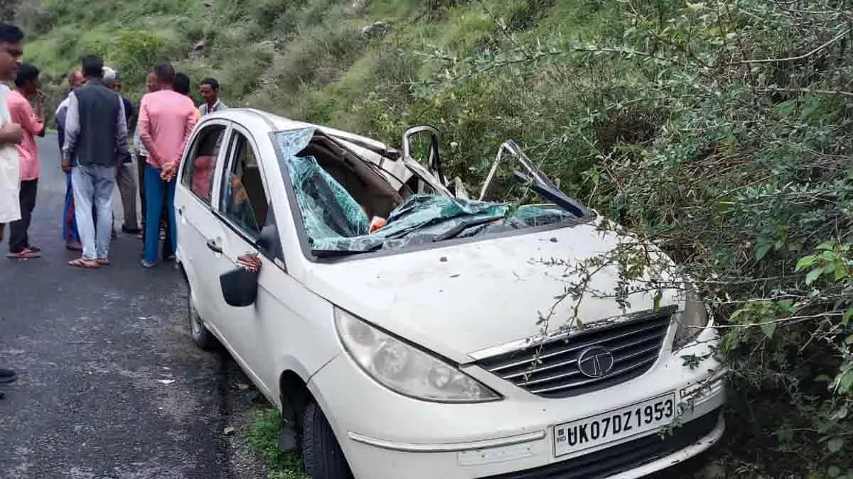 Uttarakhand News: बरसात में पहाड़ों पर सफर करना खतरनाक, टिहरी में शपथ लेने जा रहे ग्राम प्रधान की कार पर गिरा बोल्‍डर, मौके पर हुई मौत