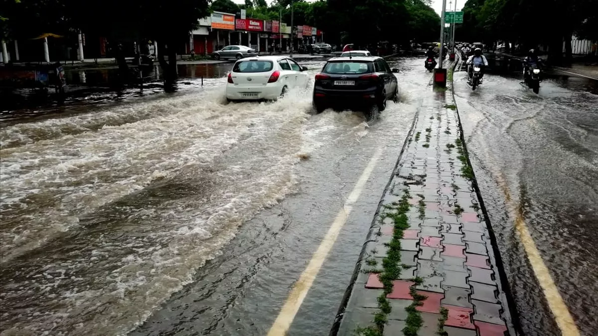 Chandigarh Weather Update: ट्राईसिटी में सुबह से हो रही तेज बारिश, गर्मी व उमस से मिली राहत, सड़कों का बुरा हाल