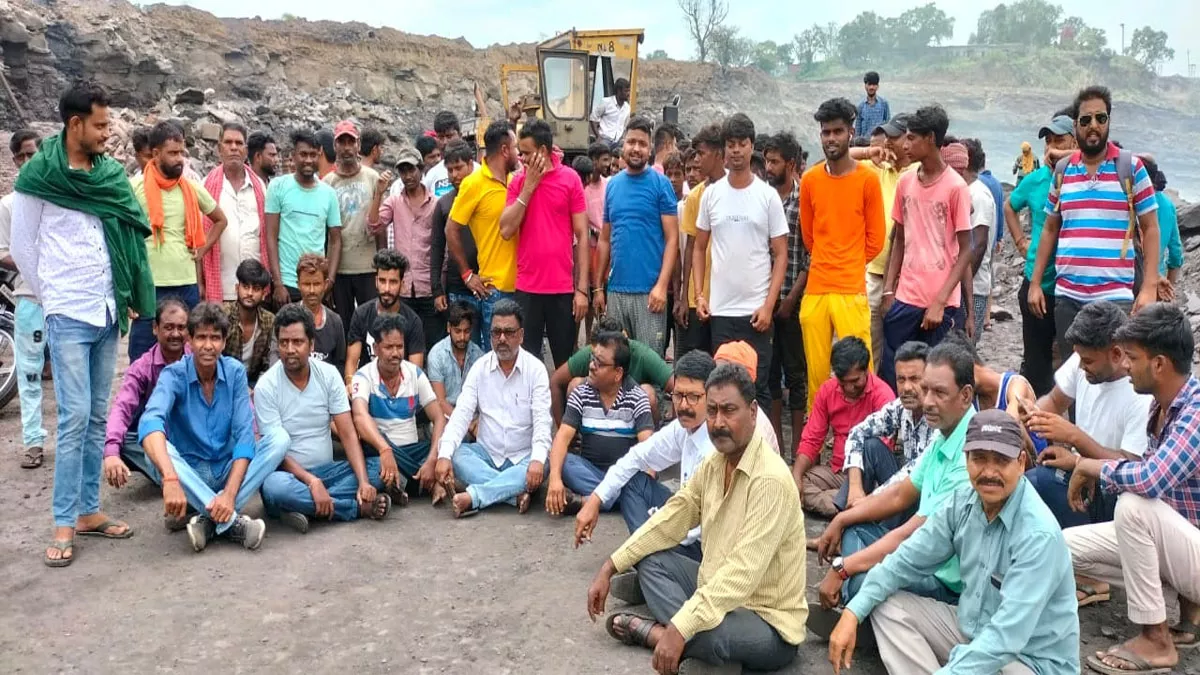 Dhanbad: पानी बिजली को लेकर ग्रामीणों ने बांसजोडा में डेको आउटसोर्सिंग कंपनी का उत्पादन व परिवहन कार्य किया ठप