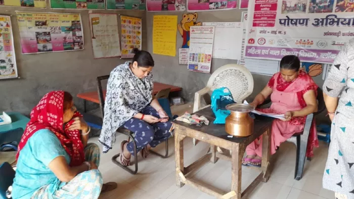 आंगनवाड़ी केंद्र पर जांच करते महिला एवं बाल विकास के अधिकारी।