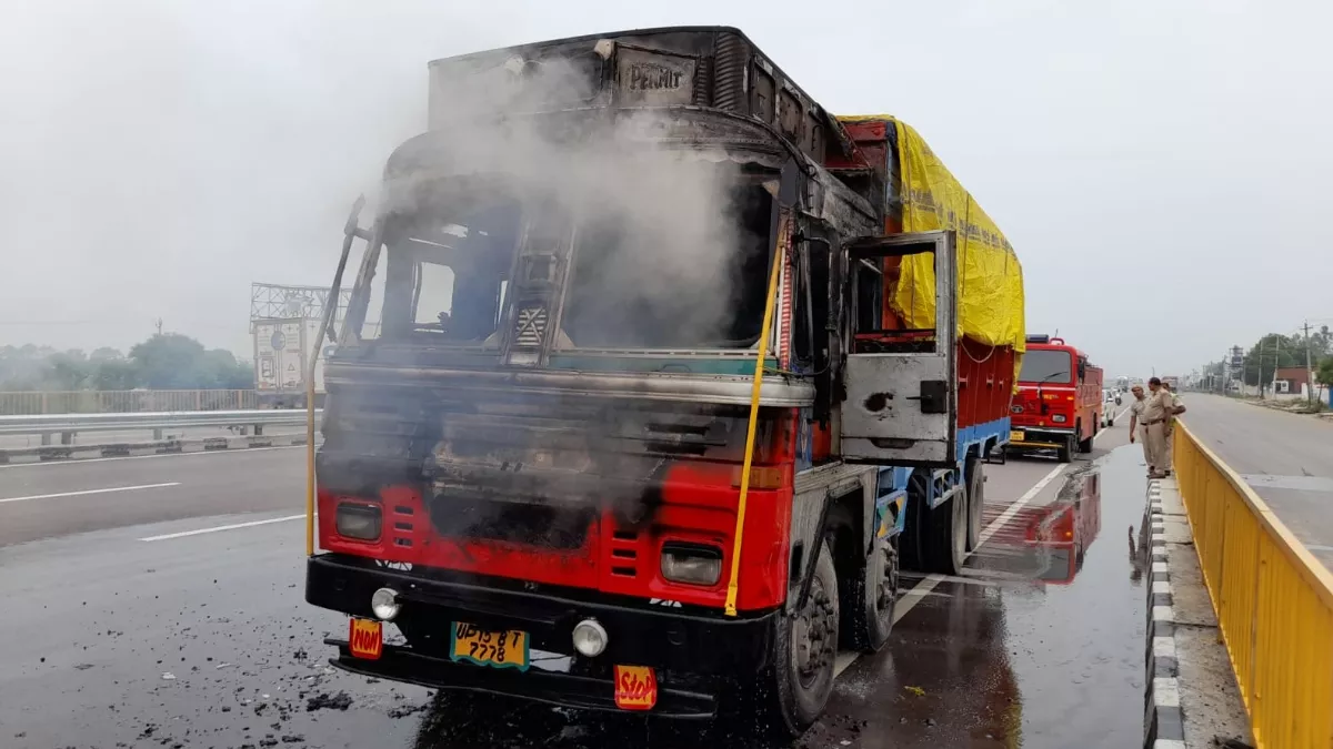 दिल्‍ली चंडीगढ़ नेशनल हाईवे पर पानीपत में चलते ट्रक में लगी आग, चालक-परिचालक ने कूदकर बचाई जान