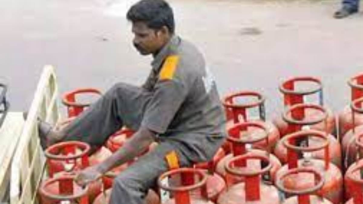 https://www.jagranimages.com/images/newimg/06072022/06_07_2022-gas_cylinder_price_hike_22866923.jpg