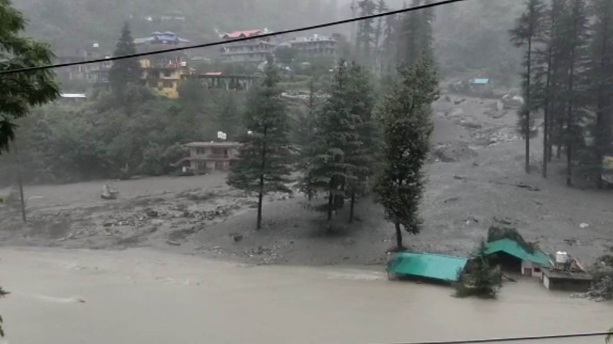 हिमाचल प्रदेश के जिला कुल्‍लू में बुधवार को बादल फटने के बाद हुआ नुकसान।