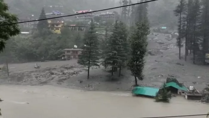 हिमाचल प्रदेश के जिला कुल्लू में बुधवार को बादल फटने के बाद हुआ नुकसान।