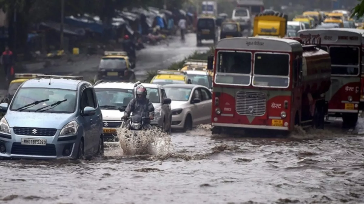 Mumbai Rains: मुंबई में आफत की बारिश, BEST बसों का बदलना पड़ा रूट; जलभराव ने बढ़ायी परेशानी