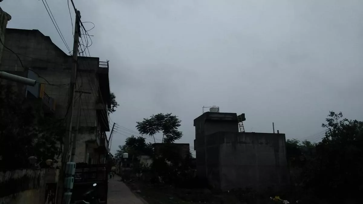 Weather Update Today: पंजाब के कई शहराें में छाए बादल, दिन में बारिश के आसार, एक्यूआइ में सुधार