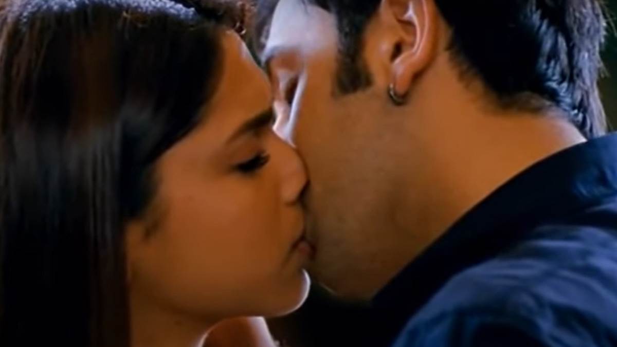 international kissing day 2022 ranbir kapoor to emraan hashmi and katrina kaif hrithik roshan these on screen pair intimate scenes gets attention