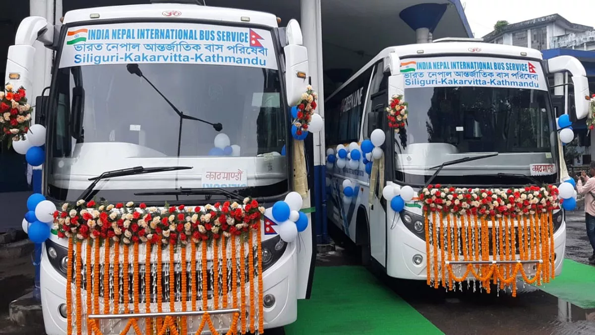 सिलीगुड़ी-काठमांडू अंतरराष्ट्रीय बस सेवा शुरू, बंगाल परिवहन मंत्री फिरहाद हकीम ने दिखाई हरी झंडी