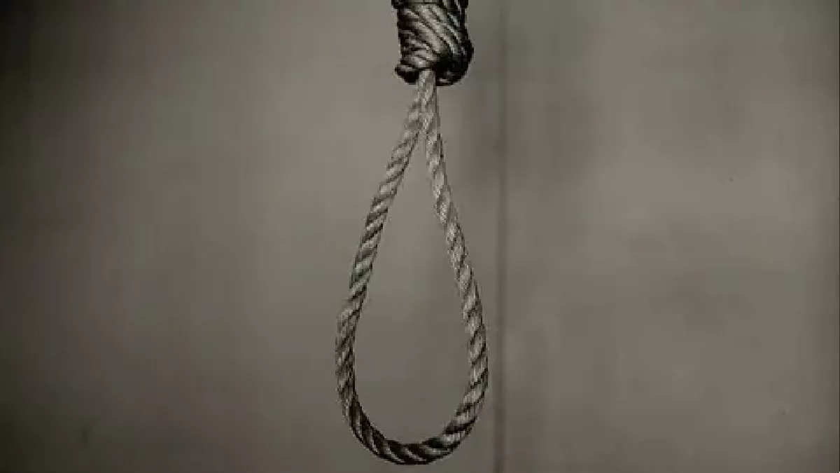 बदायूं में युवक ने किया आत्महत्या का प्रयास, पेड़ पर फांसी लगाने का वीडियो वायरल