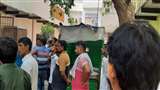 आगरा में पति पत्नी और बेटी ने सामूहिक खुदकुशी कर ली है।