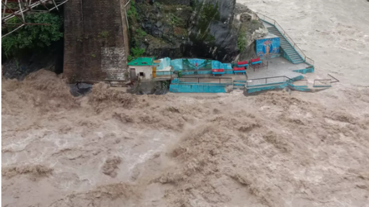 Uttarakhand Weather: भारी बारिश से अलकनंदा और भगीरथी नदी में बढ़ा पानी, चंपावत में हाईवे बंद होने से फंसे 150 वाहन