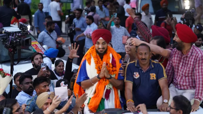 चंडीगढ़ एयरपोर्ट पर अर्शदीप के स्वागत के लिए जुड़ी प्रशंसकों की भीड़