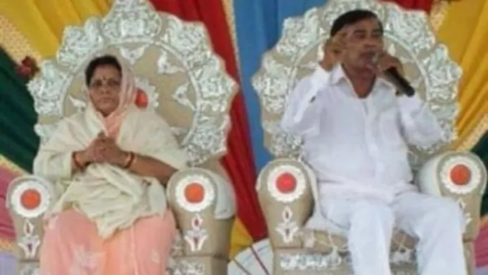 सूरजपाल 'भाेले बाबा' और उसकी पत्नी का फाइल फोटो।