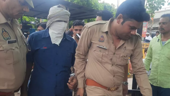 हाथरस हादसा: गिरफ्तारी के बाद कोर्ट में पेश किया गया देवप्रकाश मधुकर।
