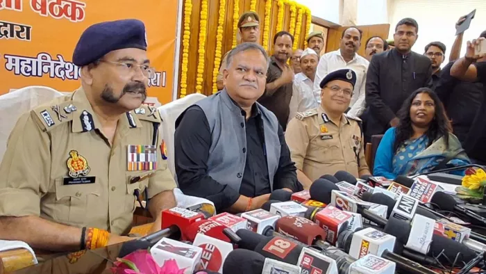 मुख्य सचिव और डीजीपी मेरठ में प्रेस से बातचीत करते हुए। जागरण।