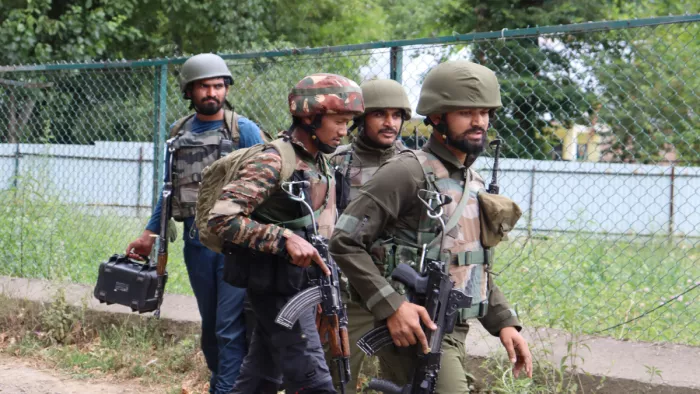 कुलगाम में दो जगहों पर मुठभेड़ जारी, अब तक चार आतंकी ढेर।