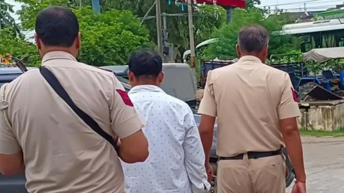 नशीले पदार्थ के कारोबार मामले में होटल संचालक को गिरफ्तार कर ले जाती पंजाब पुलिस।