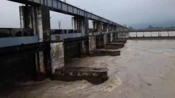 गंगा नदी के जलस्तर में वृद्धि, ट्रेनों के परिचालन पर पड़ सकता असर। फाइल फोटो