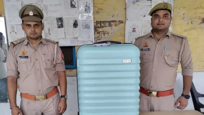 जीआरपी द्वारा गांजे के साथ पकड़ा गया ट्राली बैग। स्रोत जीआरपी