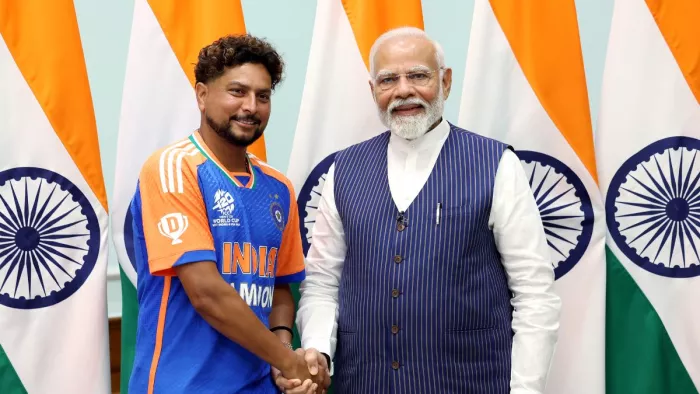 पीएम मोदी से मुलाकात के दौरान कुलदीप यादव।