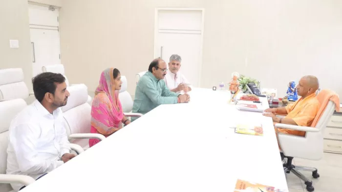 Shamli News: सीएम योगी आदित्यनाथ से मुलाकात के दौरान जिला पंचायत अध्यक्ष मधु गुर्जर व अन्य। सौः स्वयं।