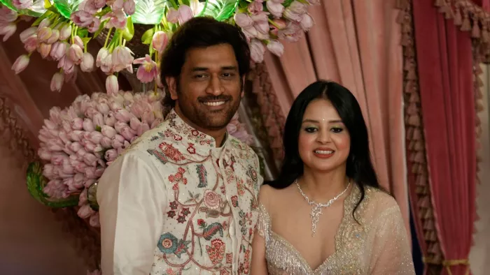 अनंत अंबानी के संगीत समारोह के दौरान एमएस धोनी।