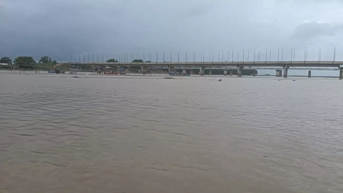 Ganga River : गंगा का जलस्तर बढ़ा, 12 से अधिक गांवों में घुसा पानी- लोगों से सुरक्षित स्थानों पर जाने की अपील