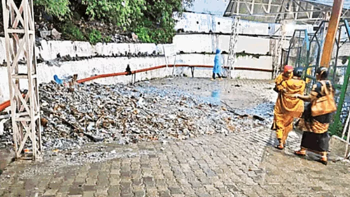 माता वैष्णो देवी के बैटरी कार मार्ग पर शुक्रवार की रात को पहाड़ी से गिरे पत्थर
