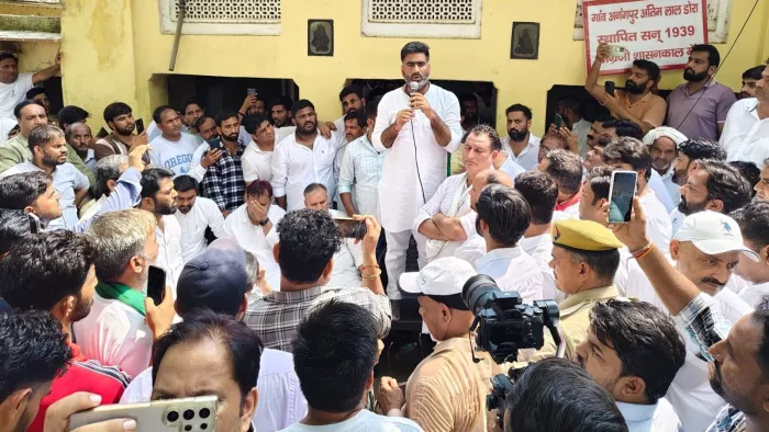 नोएडा, राजस्थान, सहारनपुर, बागपत, और मुजफ्फरनगर सहित अन्य राज्यों के गुर्जर समाज के लोग ग्रामीणों के समर्थन को पहुंचे।
