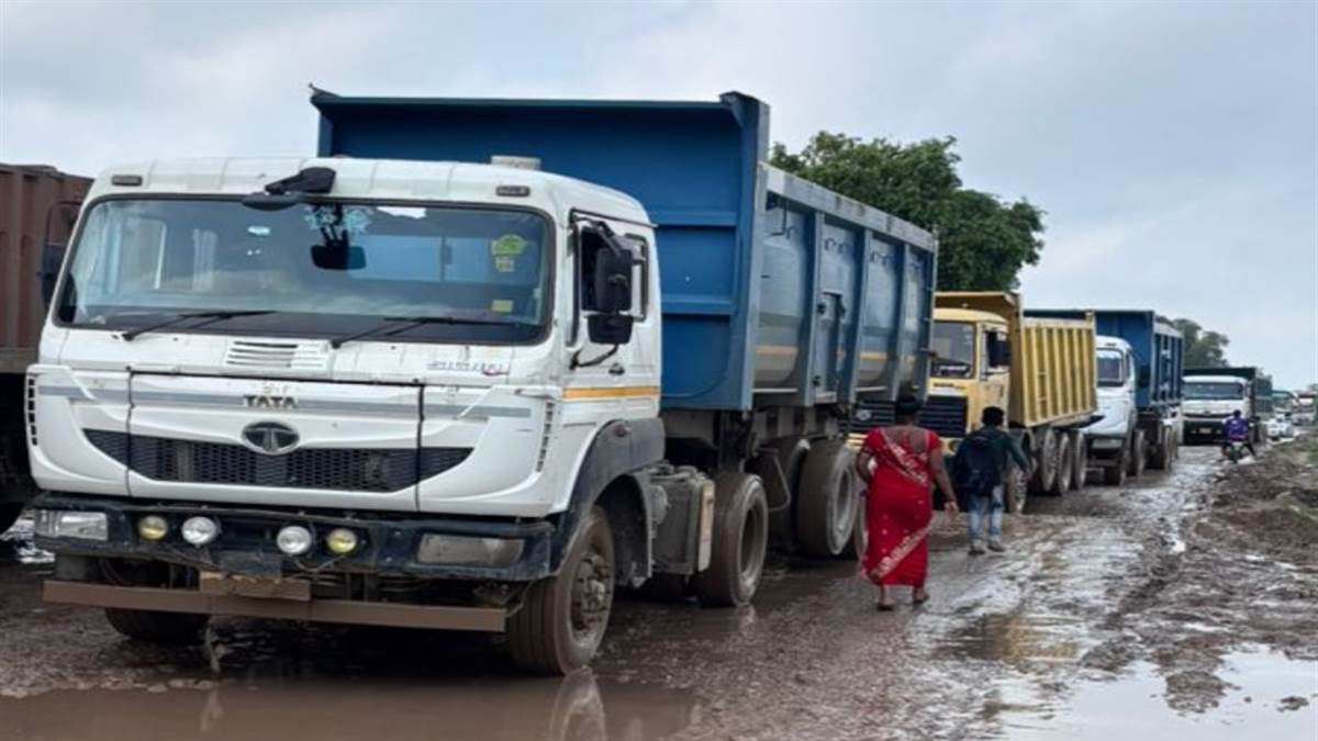 massive traffic jam due to overloaded truck on kanpur banda road