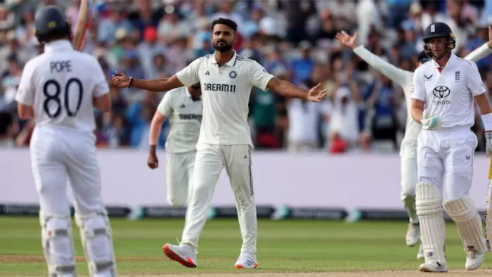 जो रूट को आउट करने के बाद आकाश दीप।