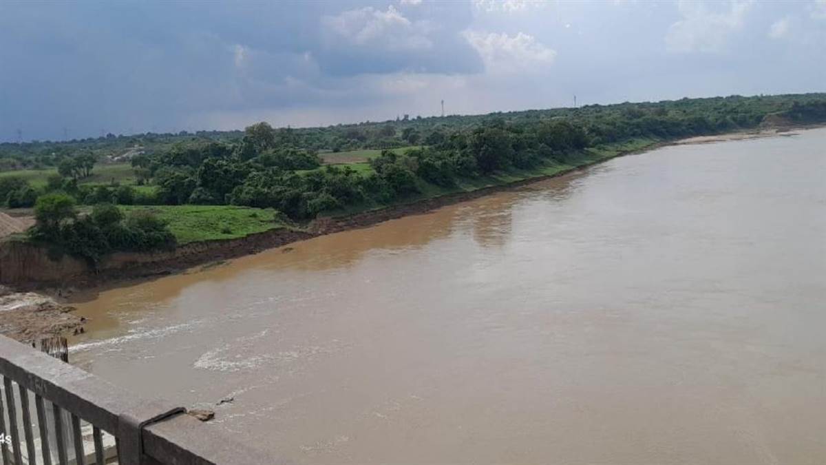 https://www.jagranimages.com/images/newimg/06072025/06_07_2025-betwa_river_23977183.jpg