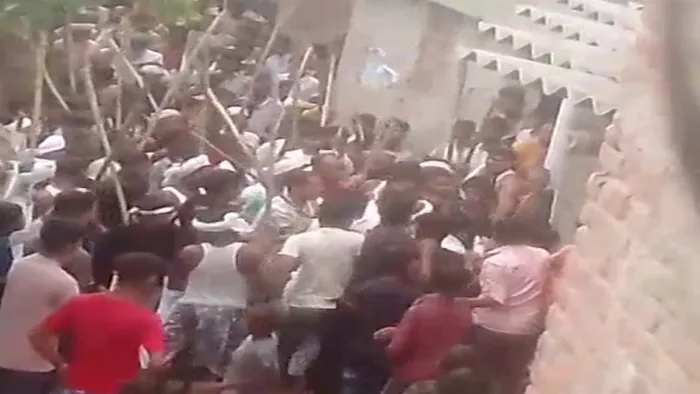 Bhagalpur News: लोदीपुर थाना क्षेत्र के उस्तु गांव में मोहर्रम में पहलाम के दौरान अखाड़ा जुलूस में जमकर लाठियां चलीं।