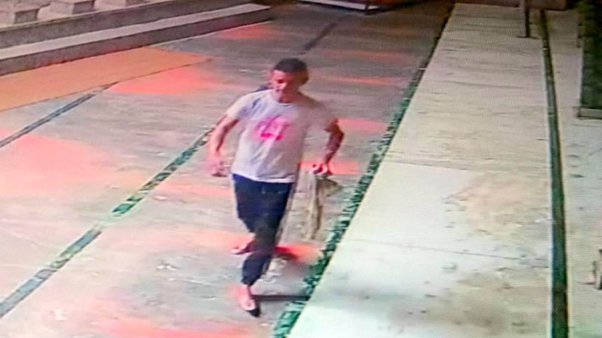 meerut news young man broke donation box in mosque and stole lakhs of rupees