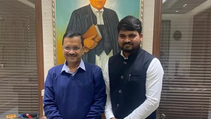 आम आदमी पार्टी (AAP) के प्रमुख अरविंद केजरीवाल और AAP विधायक चैतर विसावा। फाइल फोटो
