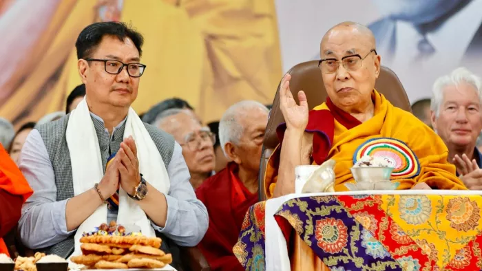 धर्मशाला के मैक्लोडगंज में दलाई लामा के जन्मदिन पर बधाई देने पहुंचे केंद्रीय मंत्री किरेन रिजिजू।