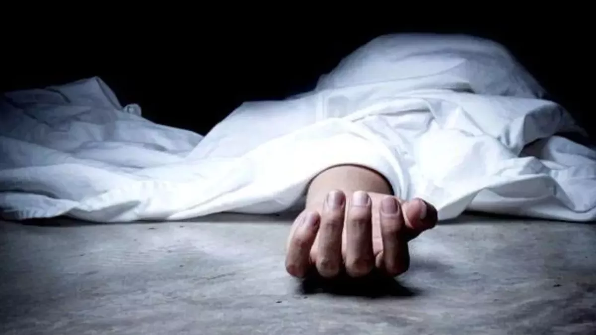 बंद कमरे में मिला सड़ी गली हालत में युवक का शव, हत्या की आशंका।