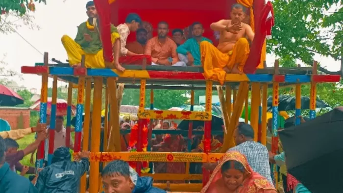 हरि बोल के जयकारे के साथ रथ में आरूढ़ होकर ठाकुरबाड़ी पहुंचे भगवान। जागरण फोटो