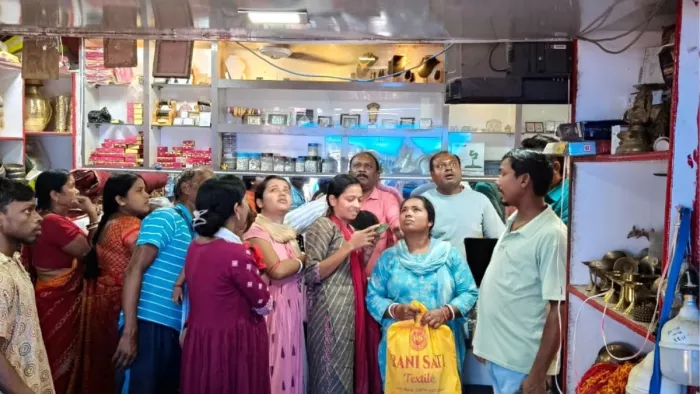 ज्वेलरी शॉप की रूफिंग शीट को काट अज्ञात महिला ने लाखों के आभूषण पर किया हाथ साफ। (फोटो जागरण)