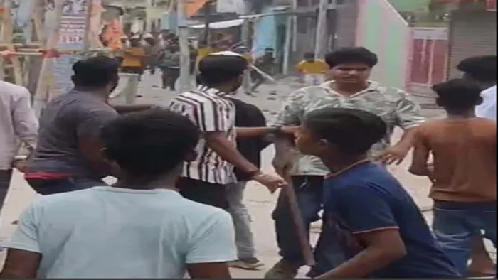 Katihar News कटिहार में मंदिर पर पथराव के बाद जमकर बवाल हुआ है।