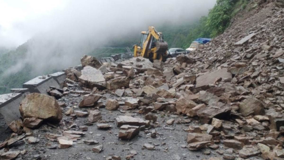 accident on pauri timli road woman injured while removing debris