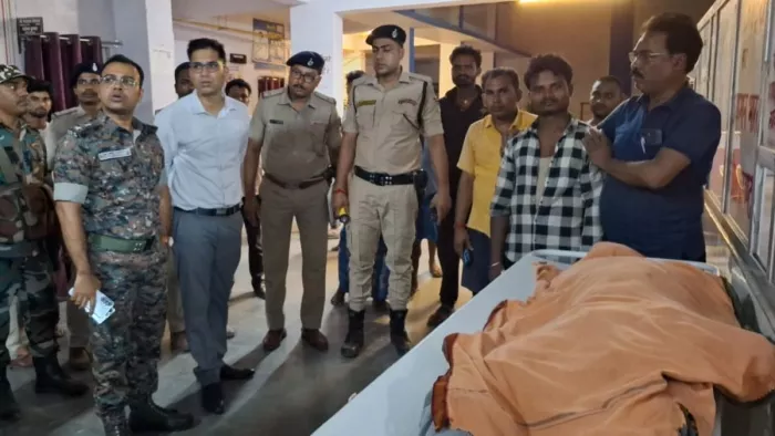 मेहसी स्वास्थ्य केंद्र में घटना की जानकारी लेने पहुंचे डीएम और एसपी। (जागरण)