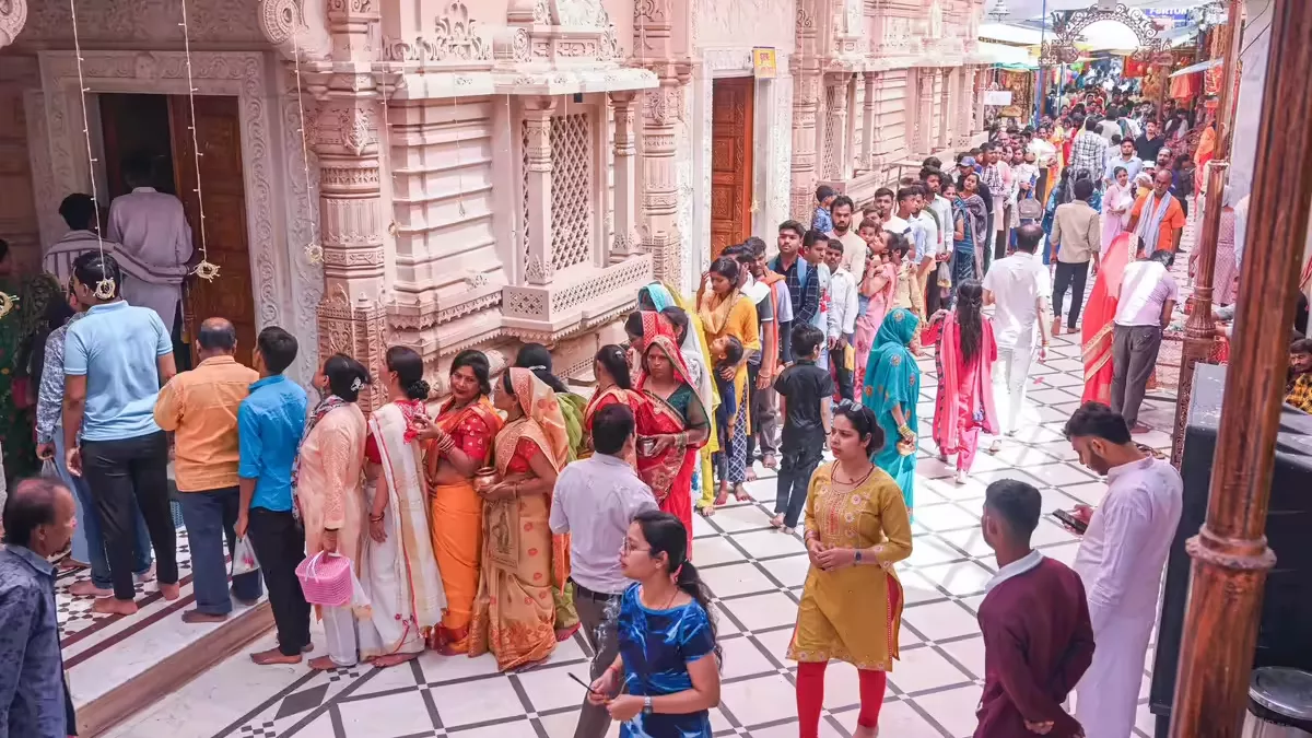 MP Temple Dress Code: 'जींस, टॉप और मिनी स्कर्ट नहीं चलेगा', महिलाओं और पुरुषों के लिए 40 मंदिरों में ड्रेस-कोड लागू