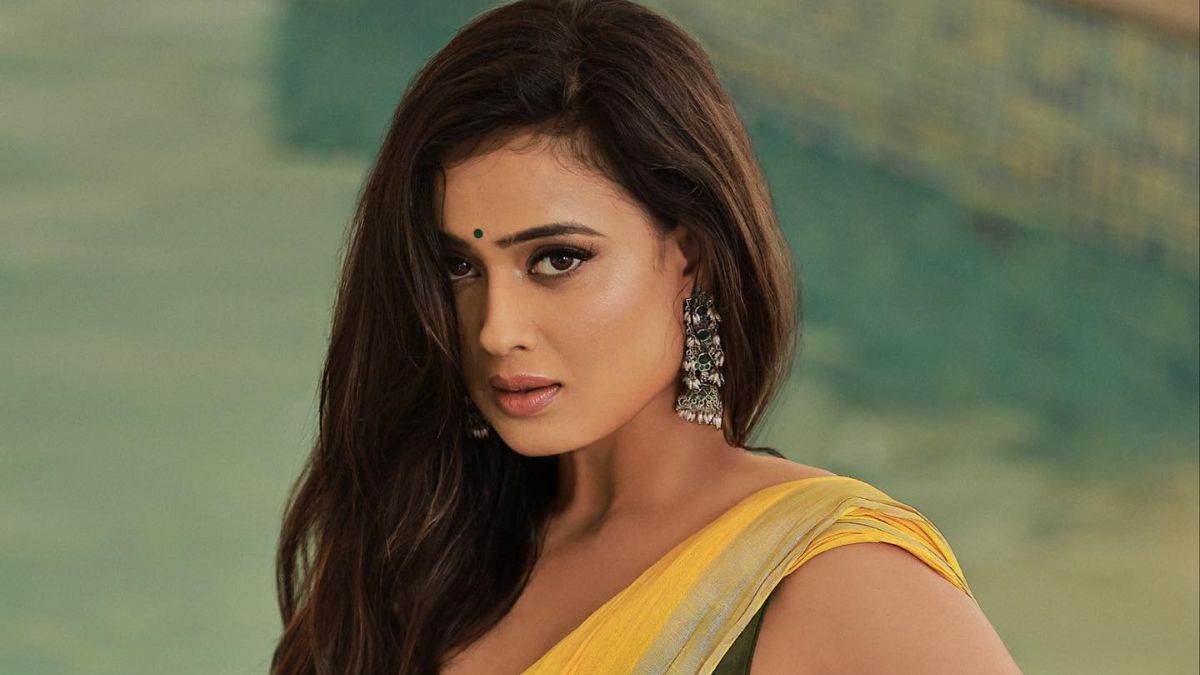 https://www.jagranimages.com/images/newimg/06072025/06_07_2025-shweta_tiwari_blouse_23976911.jpg