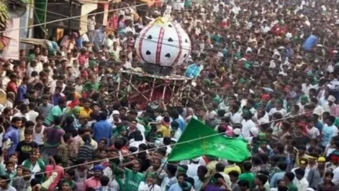 घोड़ा लेकर कुछ लोग जबरन प्रतिबंधित मार्ग अब्दालपुरा की ओर घुस रहे थे (फोटो: पीटीआई/प्रतीकात्मक)