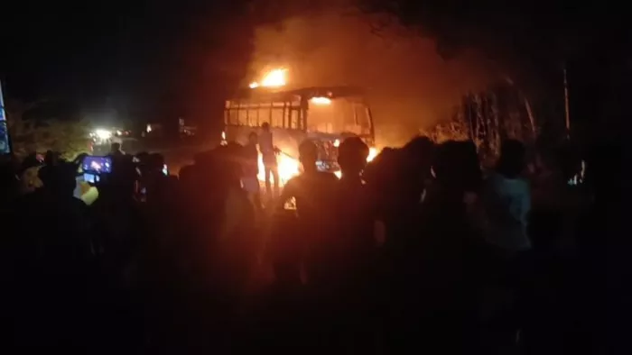 गुस्साए लोगों ने बस में लगाई आग। (फोटो जागरण)