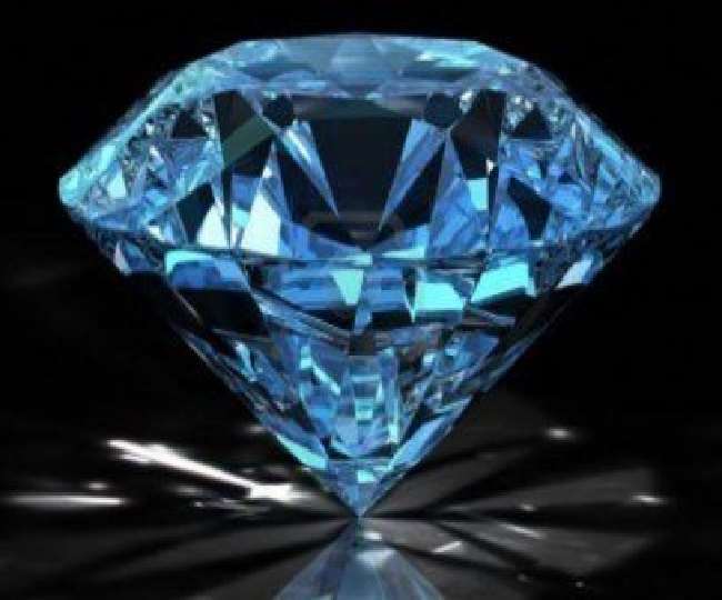 खुदाई कर रहे किसान की चमकी किस्‍मत, एक साथ मिले लाखों की कीमत के तीन हीरे