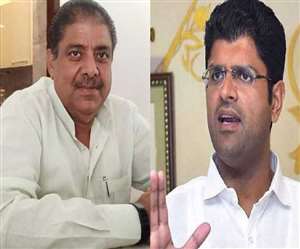 जजपा अध्&zwj;यक्ष अजय चौटाला और हरियाणा के उपमुख्&zwj;यमंत्री दुष्&zwj;यंत चौटाला की फाइल फोटो।