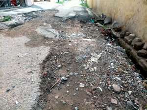 सड़क एवं भवन निर्माण विभाग की अनदेखी के चलते लोगों को दिक्कतों से दो-चार होना पड़ रहा है।