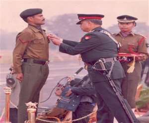 समारोह में बीरक भान(बाएं)को सेना पदक से विभूषित करते तत्कालीन थल सेना अध्यक्ष शंकर राय चौधरी(दाएं)। सौ.स्वयं